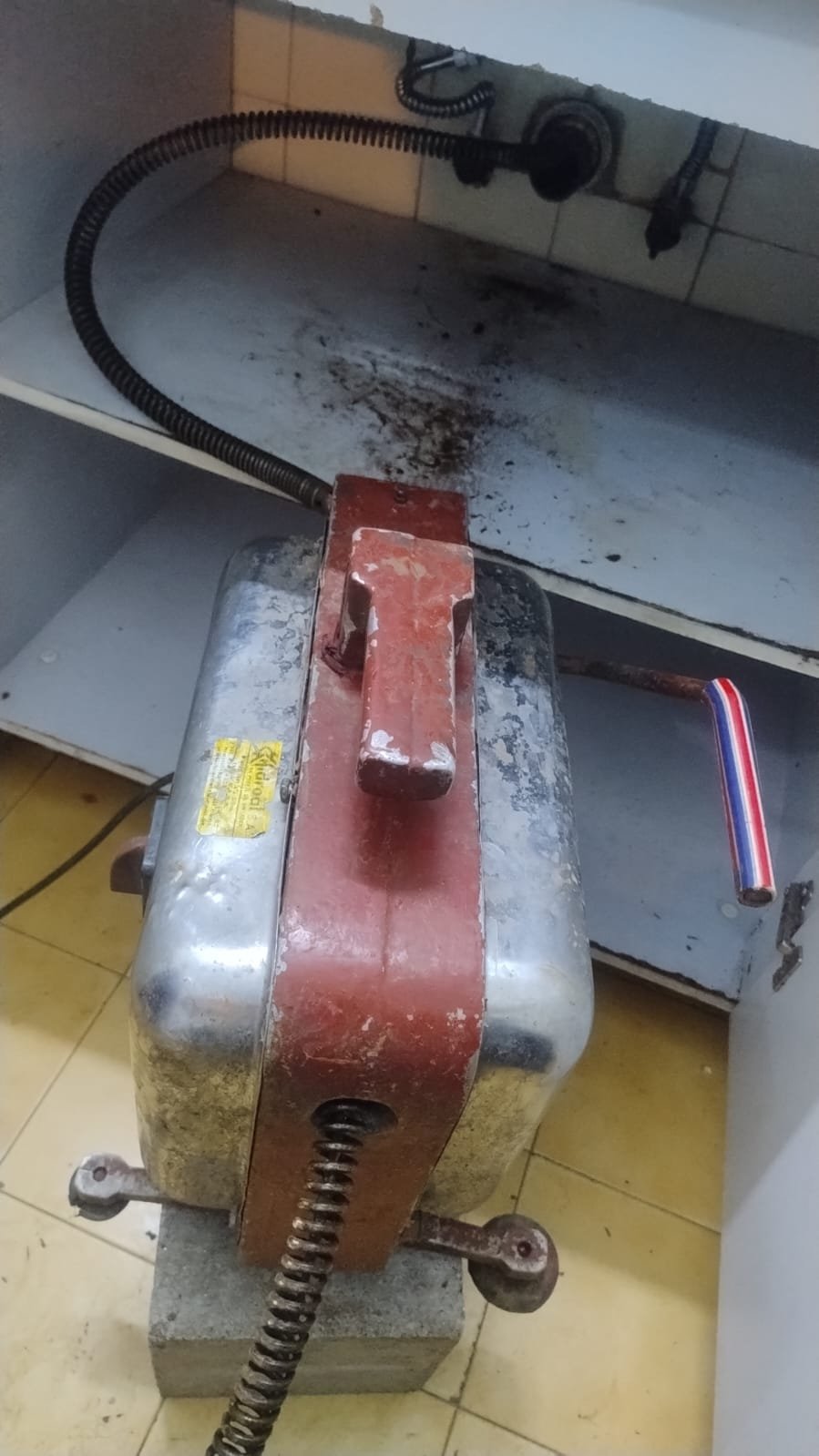 Destapación de cocina con máquina profesional